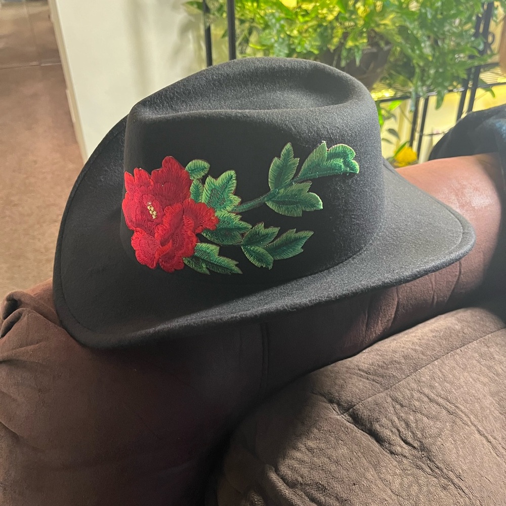 🆕Fabulous thick black felt women’s cowboy hat with a red rose on the side. - Picture 5 of 7